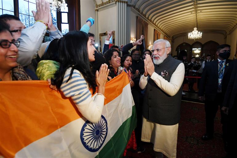 प्रधानमंत्री श्री नरेन्द्र मोदी 02 नवंबर, 2021 को स्कॉटलैंड में भारतीय समुदाय के लोगों से बातचीत करते हुए।:Prime Minister