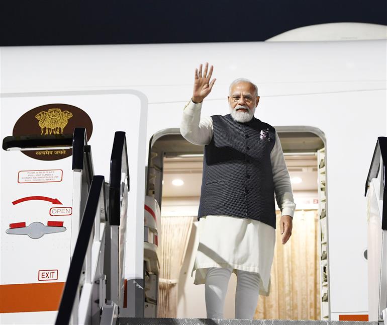 प्रधानमंत्री श्री नरेन्‍द्र मोदी 02 नवंबर, 2021 को स्‍कॉटलैंड से नई दिल्‍ली के लिए उड़ान भरते हुए।:Prime Minister