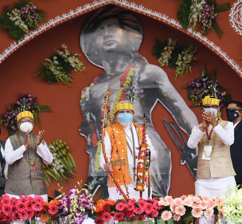 The Prime Minister, Shri Narendra Modi on the occasion of ‘Janjatiya Gaurav Diwas’ Mahasammelan, in Bhopal, Madhya Pradesh on November 15, 2021.
	The Governor of Madhya Pradesh, Shri Mangubhai Chhaganbhai Patel and the Chief Minister of Madhya Pradesh, Shri Shivraj Singh Chouhan are also seen.
