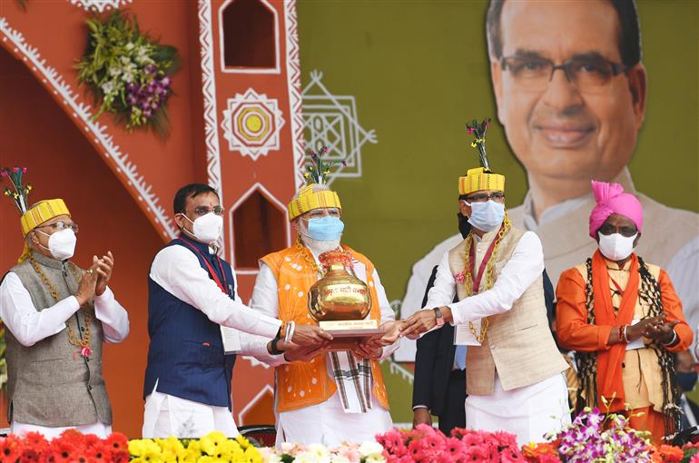 The Prime Minister, Shri Narendra Modi on the occasion of ‘Janjatiya Gaurav Diwas’ Mahasammelan, in Bhopal, Madhya Pradesh on November 15, 2021.
	The Governor of Madhya Pradesh, Shri Mangubhai Chhaganbhai Patel and the Chief Minister of Madhya Pradesh, Shri Shivraj Singh Chouhan are also seen.
