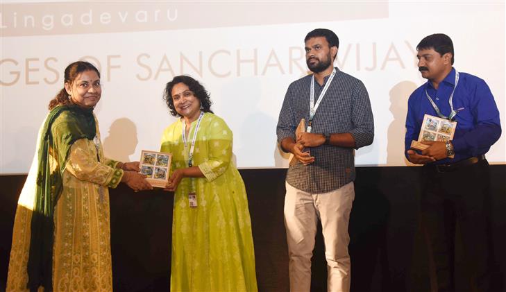 Director, B.S. Lingadevaru along with the cast and crew of the film of the Kannada film ‘Naanu Avanalla…Avalu’ being felicitated, during the 52nd International Film Festival of India (IFFI-2021), in Panaji, Goa on November 24, 2021.