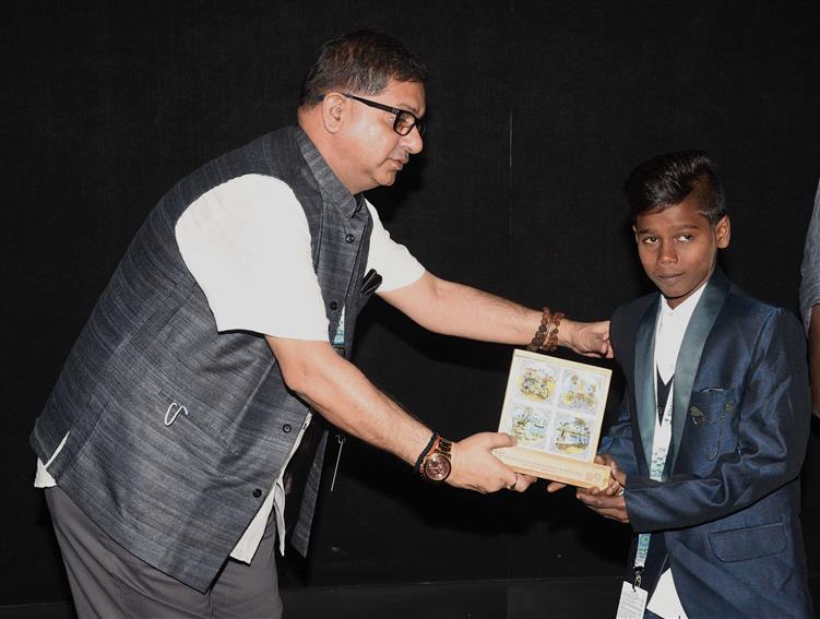 Child Artist, Chellapandi V. of the Tamil film ‘Koozhangal’ being felicitated, during the 52nd International Film Festival of India (IFFI-2021), in Panaji, Goa on November 25, 2021.