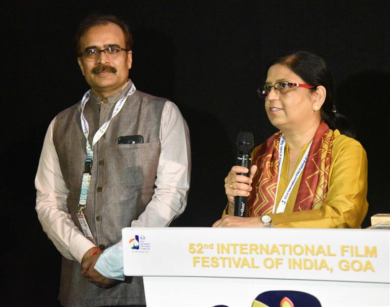Director, Deepika Kothari and Director & Producer Ramji Om of the non-feature film ‘Bharat, Prakriti ka Balak’ addressing at the felicitation, during the 52nd International Film Festival of India (IFFI-2021), in Panaji, Goa on November 25, 2021.