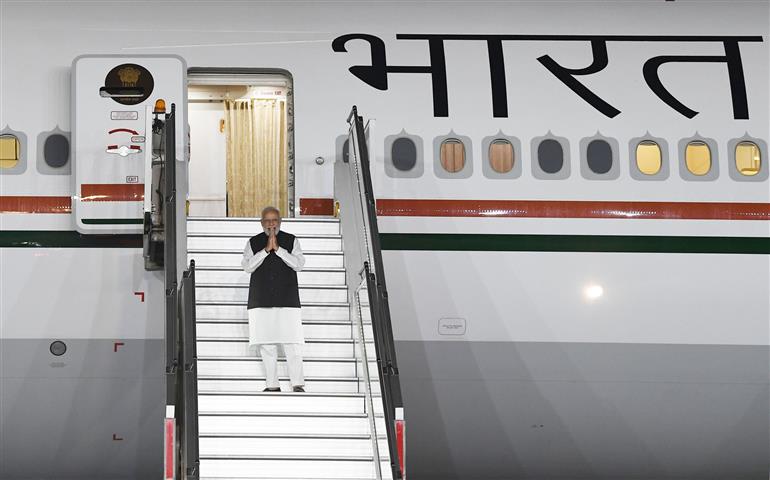 प्रधानमंत्री श्री नरेन्द्र मोदी 29 अक्टूबर, 2021 को नई दिल्ली में 16वें जी20 नेताओं के शिखर सम्मेलन में भाग लेने के लिए रोम के लिए रवाना होते हुए।:Prime Minister