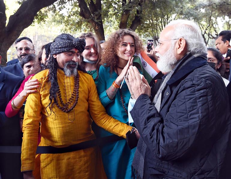 प्रधानमंत्री श्री नरेन्द्र मोदी का 29 अक्टूबर, 2021 को रोम, इटली में भारतीय समुदाय द्वारा गर्मजोशी से स्वागत किया गया।:Prime Minister