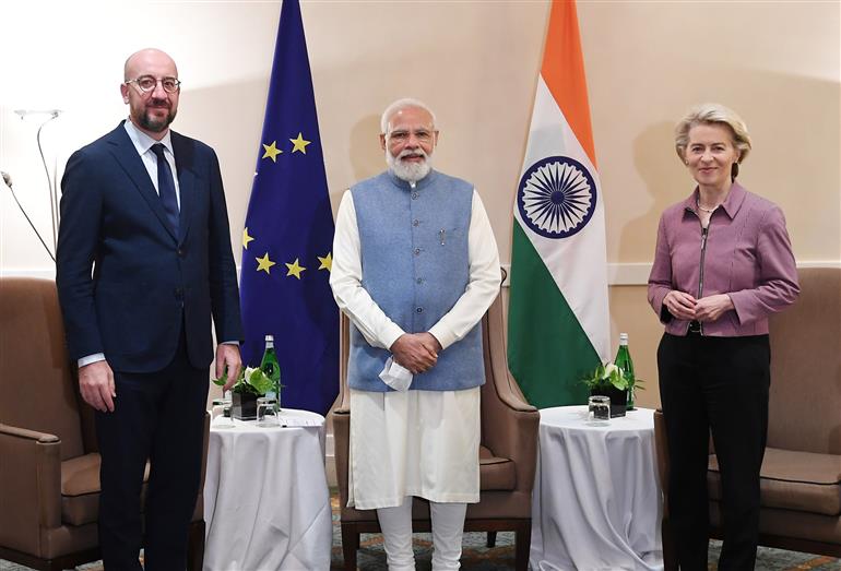 प्रधानमंत्री श्री नरेन्द्र मोदी 29 अक्टूबर, 2021 को रोम, इटली में यूरोपीय परिषद के अध्यक्ष श्री चार्ल्स मिशेल और यूरोपीय आयोग की अध्यक्ष सुश्री उर्सुला वॉन डेर लेयेन के साथ बैठक करते हुए।:Prime Minister