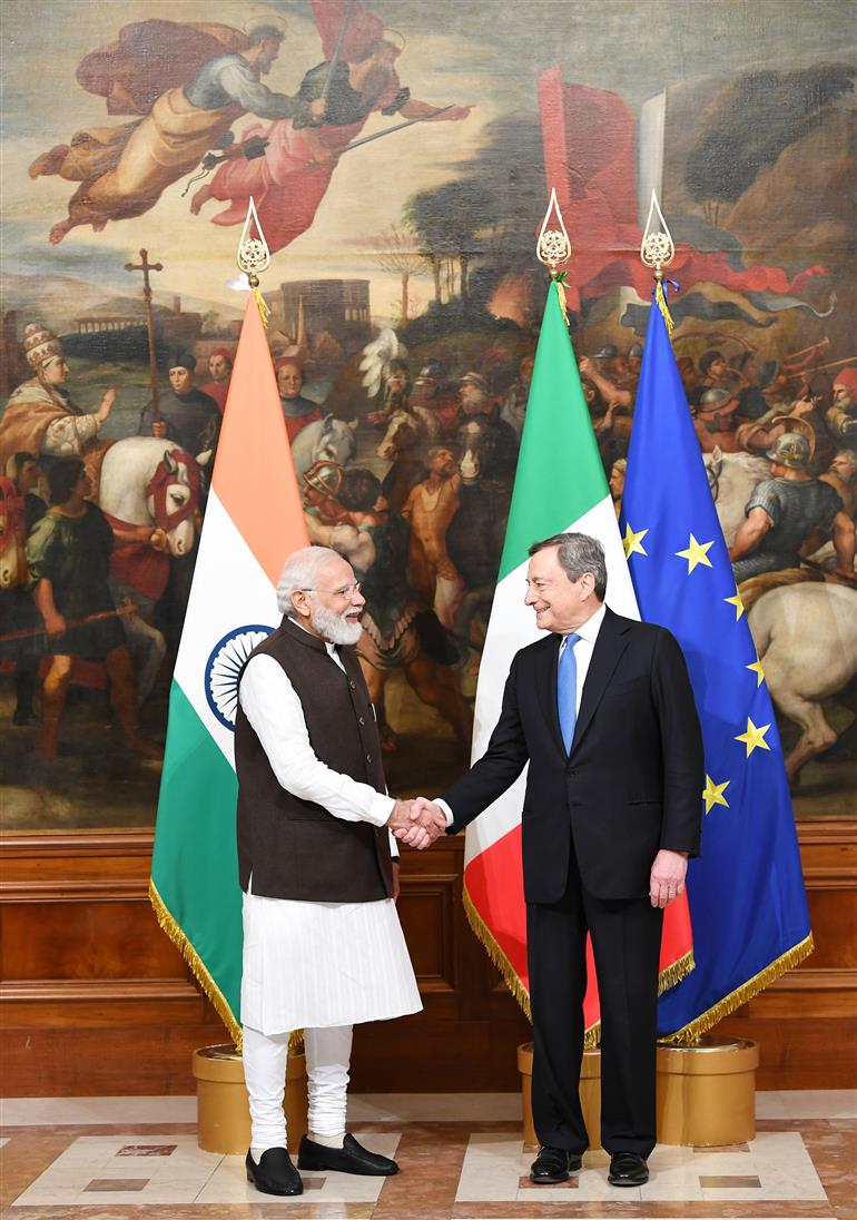 प्रधानमंत्री श्री नरेन्द्र मोदी 29 अक्टूबर, 2021 को रोम, इटली में इटली के प्रधानमंत्री श्री मारियो ड्रैगी से मुलाकात करते हुए।:Prime Minister