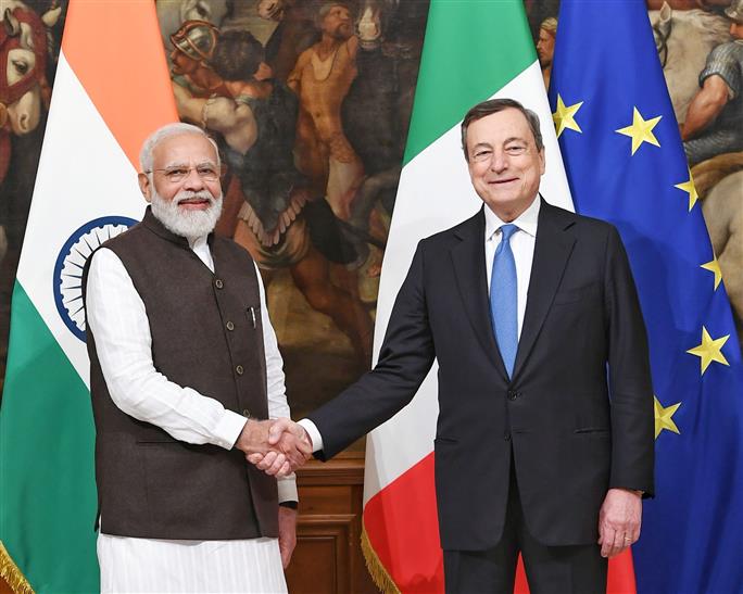 प्रधानमंत्री श्री नरेन्द्र मोदी 29 अक्टूबर, 2021 को रोम, इटली में इटली के प्रधानमंत्री श्री मारियो ड्रैगी से मुलाकात करते हुए।:Prime Minister