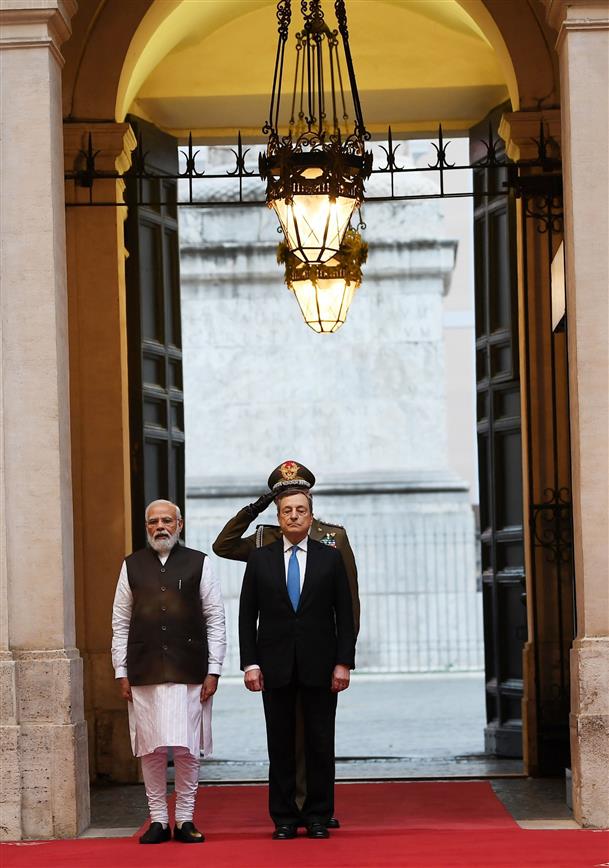 प्रधानमंत्री श्री नरेन्द्र मोदी 29 अक्टूबर, 2021 को रोम, इटली में इटली के प्रधानमंत्री श्री मारियो ड्रैगी से मुलाकात करते हुए।:Prime Minister