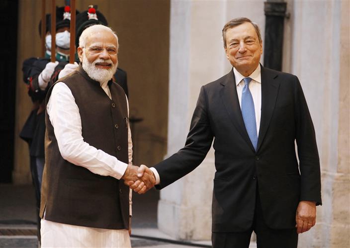 प्रधानमंत्री श्री नरेन्द्र मोदी 29 अक्टूबर, 2021 को रोम, इटली में इटली के प्रधानमंत्री श्री मारियो ड्रैगी से मुलाकात करते हुए।:Prime Minister