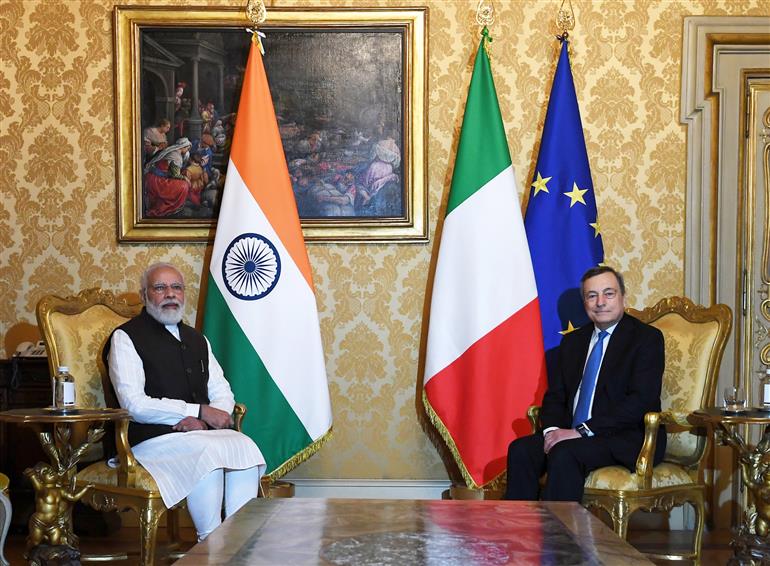 प्रधानमंत्री श्री नरेन्द्र मोदी 29 अक्टूबर, 2021 को रोम, इटली में इटली के प्रधानमंत्री श्री मारियो ड्रैगी से मुलाकात करते हुए।:Prime Minister