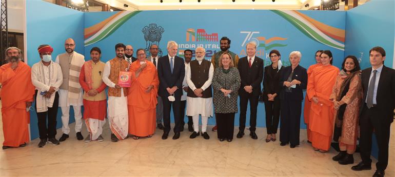 प्रधानमंत्री श्री नरेन्द्र मोदी 29 अक्टूबर, 2021 को रोम, इटली में इतालवी हिंदू संघ- सनातन धर्म संघ के सदस्यों से बात करते हुए।:Prime Minister
