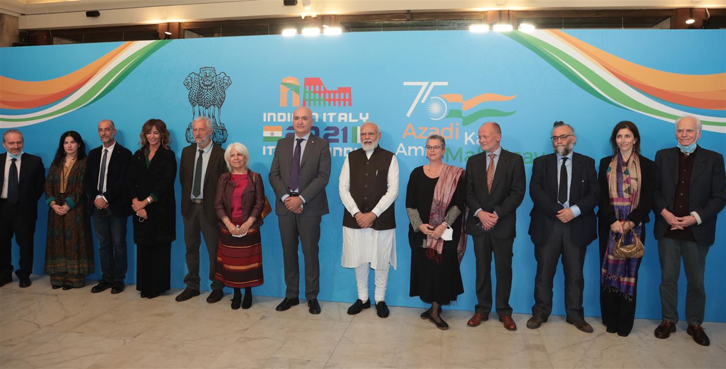 प्रधानमंत्री श्री नरेन्द्र मोदी 29 अक्टूबर, 2021 को रोम, इटली में इतालवी विश्वविद्यालयों के भारतविदों और संस्कृत विशेषज्ञों से बातचीत करते हुए।:Prime Minister