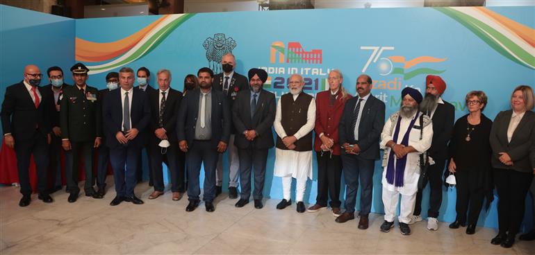प्रधानमंत्री श्री नरेन्द्र मोदी 29 अक्टूबर, 2021 को रोम, इटली में सिख समुदाय के सदस्यों के साथ विश्व युद्ध में लड़ने वाले भारतीय सैनिकों की स्मृति में शामिल संस्थानों और संघों से मुलाकात करते हुए।:Prime Minister