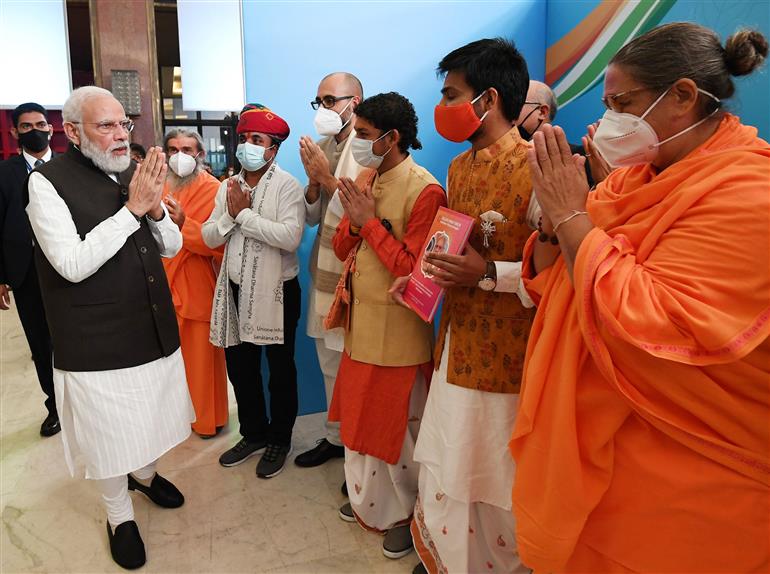 प्रधानमंत्री श्री नरेन्द्र मोदी 29 अक्टूबर, 2021 को रोम, इटली में भारतीय समुदाय के सदस्यों के साथ बातचीत करते हुए।:Prime Minister