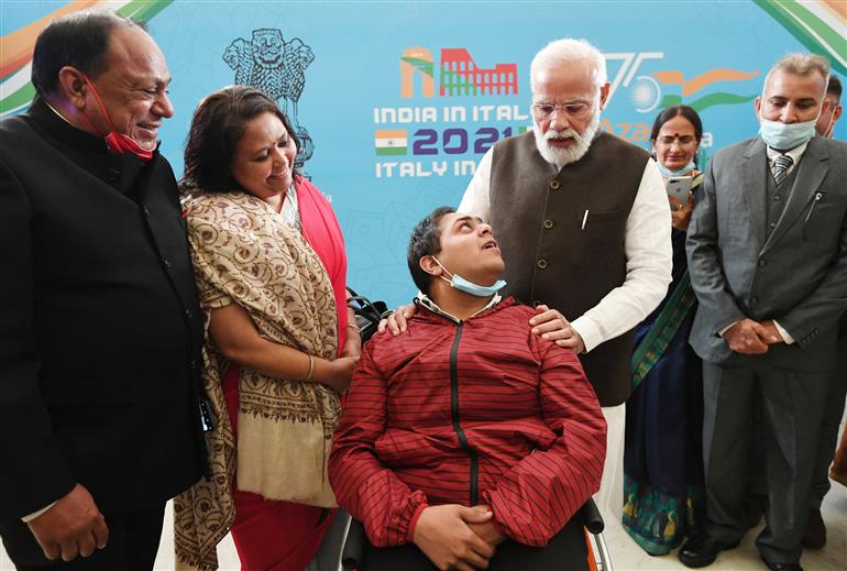 प्रधानमंत्री श्री नरेन्द्र मोदी 29 अक्टूबर, 2021 को रोम, इटली में भारतीय समुदाय के सदस्यों के साथ बातचीत करते हुए।:Prime Minister