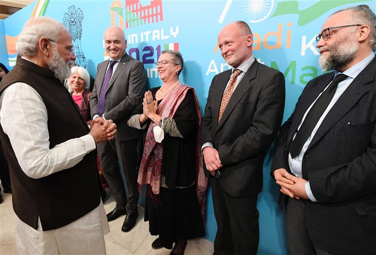 प्रधानमंत्री श्री नरेन्द्र मोदी 29 अक्टूबर, 2021 को रोम, इटली में भारतीय समुदाय के सदस्यों के साथ बातचीत करते हुए।:Prime Minister