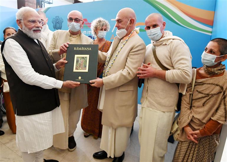 प्रधानमंत्री श्री नरेन्द्र मोदी 29 अक्टूबर, 2021 को रोम, इटली में भारतीय समुदाय के सदस्यों से बातचीत करते हुए।:Prime Minister