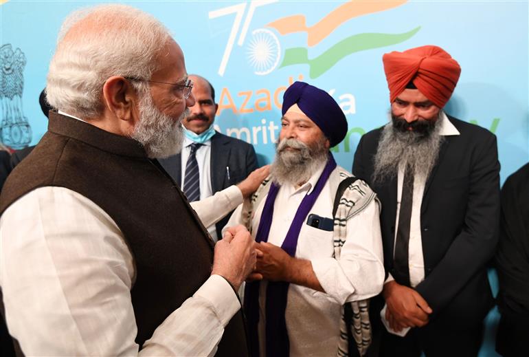 प्रधानमंत्री श्री नरेन्द्र मोदी 29 अक्टूबर, 2021 को रोम, इटली में भारतीय समुदाय के सदस्यों से बातचीत करते हुए।:Prime Minister