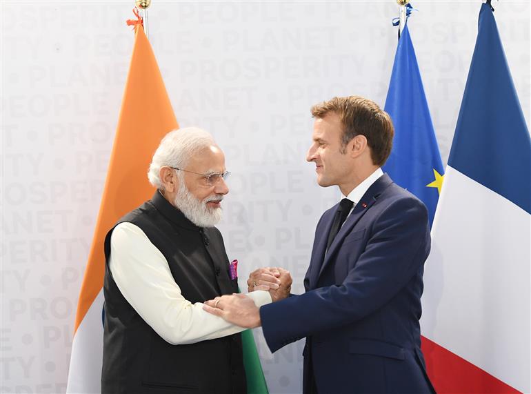 प्रधानमंत्री श्री नरेन्द्र मोदी 30 अक्टूबर 2021 को रोम, इटली में जी 20 शिखर सम्मेलन के इतर फ्रांस के राष्ट्रपति श्री इमैनुएल मैक्रों से मुलाकात करते हुए।:Prime Minister