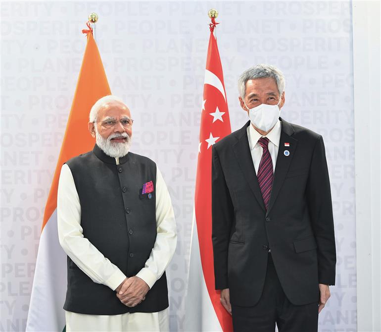 प्रधानमंत्री श्री नरेन्द्र मोदी 30 अक्टूबर, 2021 को रोम, इटली में जी-20 शिखर सम्मेलन से इतर सिंगापुर के प्रधानमंत्री श्री ली सीन लूंग से मुलाकात करते हुए।:Prime Minister