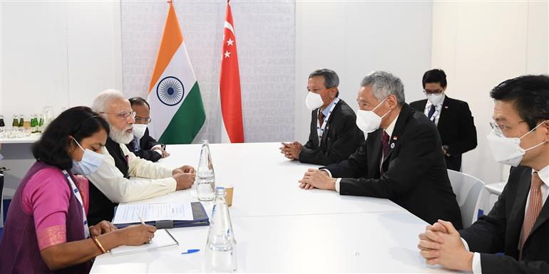 प्रधानमंत्री श्री नरेन्द्र मोदी 30 अक्टूबर, 2021 को रोम, इटली में जी-20 शिखर सम्मेलन से इतर सिंगापुर के प्रधानमंत्री श्री ली सीन लूंग से मुलाकात करते हुए।:Prime Minister