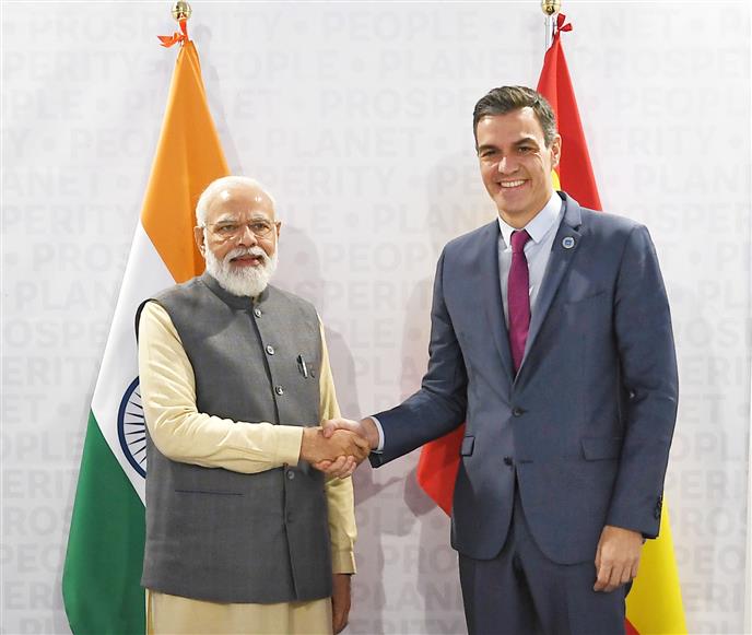 प्रधानमंत्री श्री नरेन्द्र मोदी 31 अक्टूबर, 2021 को रोम, इटली में स्पेन के प्रधानमंत्री श्री पेड्रो सांचेज पेरेज-कास्टेजोन से मुलाकात करते हुए।:Prime Minister