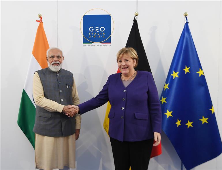 प्रधानमंत्री श्री नरेन्द्र मोदी 31 अक्टूबर, 2021 को रोम, इटली में जर्मनी की चांसलर डॉ. एंजेला मर्केल से मुलाकात करते हुए।:Prime Minister