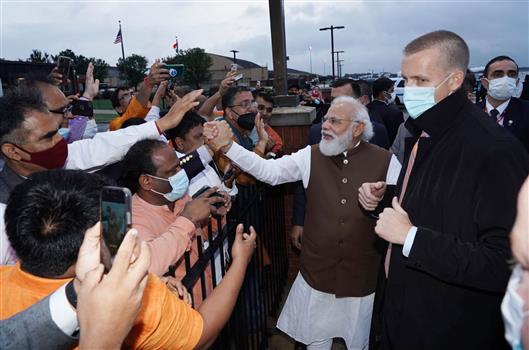 प्रधानमंत्री श्री नरेन्‍द्र मोदी के 22 सितंबर, 2021 को वाशिंगटन डीसी पहुंचने पर भारतीय समुदाय द्वारा उनका स्वागत किया गया।:Prime Minister