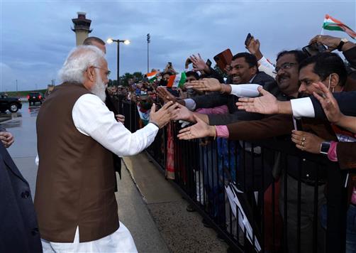 प्रधानमंत्री श्री नरेन्‍द्र मोदी के 22 सितंबर, 2021 को वाशिंगटन डीसी पहुंचने पर भारतीय समुदाय द्वारा उनका स्वागत किया गया।:Prime Minister