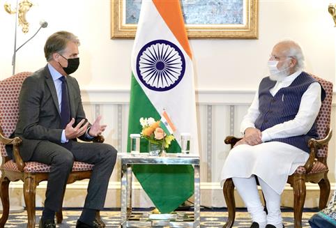 प्रधानमंत्री श्री नरेन्द्र मोदी 23 सितंबर, 2021 को वाशिंगटन डीसी, अमेरिका में फर्स्ट सोलर के सीईओ श्री मार्क विडमार से मुलाकात करते हुए।:Prime Minister