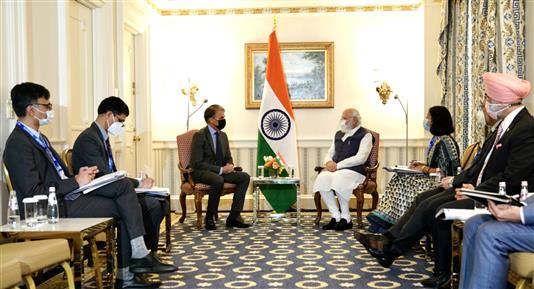 प्रधानमंत्री श्री नरेन्द्र मोदी 23 सितंबर, 2021 को वाशिंगटन डीसी, अमेरिका में फर्स्ट सोलर के सीईओ श्री मार्क विडमार से मुलाकात करते हुए।:Prime Minister
