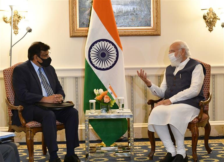 प्रधानमंत्री श्री नरेन्द्र मोदी 23 सितंबर, 2021 को वाशिंगटन डीसी, अमेरिका में जनरल एटॉमिक्स ग्लोबल कॉर्पोरेशन के मुख्य कार्यकारी श्री विवेक लाल से मुलाकात करते हुए।:Prime Minister