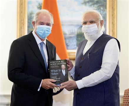 प्रधानमंत्री श्री नरेन्द्र मोदी 23 सितंबर, 2021 को वाशिंगटन डीसी, अमेरिका में ब्लैकस्टोन के अध्यक्ष, सीईओ और सह-संस्थापक श्री स्टीफन ए. श्वार्जमैन से मुलाकात करते हुए।:Prime Minister