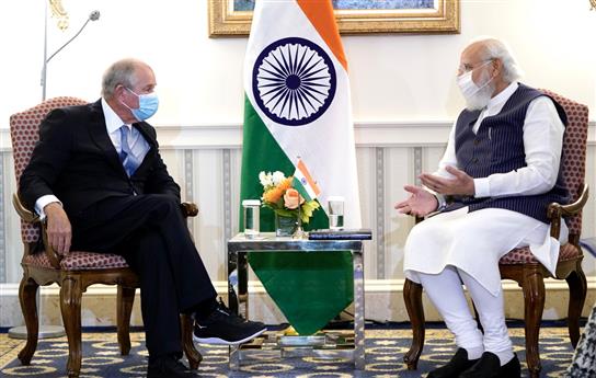 प्रधानमंत्री श्री नरेन्द्र मोदी 23 सितंबर, 2021 को वाशिंगटन डीसी, अमेरिका में ब्लैकस्टोन के अध्यक्ष, सीईओ और सह-संस्थापक श्री स्टीफन ए. श्वार्जमैन से मुलाकात करते हुए।:Prime Minister