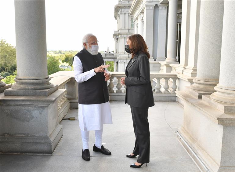 प्रधानमंत्री श्री नरेन्द्र मोदी 23 सितंबर, 2021 को वाशिंगटन डीसी, अमेरिका में संयुक्त राज्य अमेरिका की उपराष्ट्रपति सुश्री कमला हैरिस के साथ द्विपक्षीय बैठक करते हुए।:Prime Minister