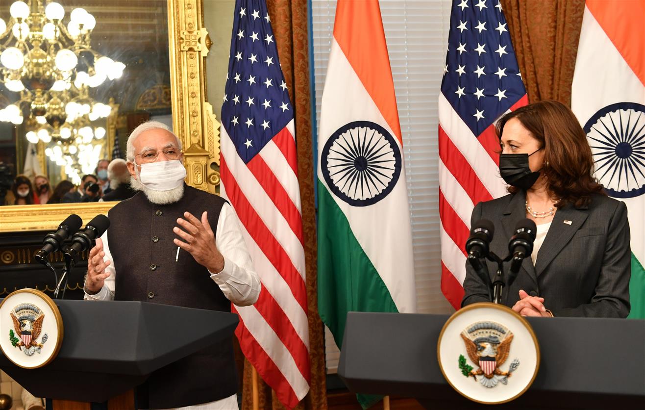 प्रधानमंत्री श्री नरेन्द्र मोदी और संयुक्त राज्य अमेरिका की उपराष्ट्रपति सुश्री कमला हैरिस 23 सितंबर, 2021 को वाशिंगटन डीसी, अमेरिका में संयुक्त प्रेस वक्तव्य के दौरान।:Prime Minister