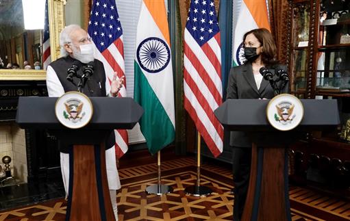 प्रधानमंत्री श्री नरेन्द्र मोदी और संयुक्त राज्य अमेरिका की उपराष्ट्रपति सुश्री कमला हैरिस 23 सितंबर, 2021 को वाशिंगटन डीसी, अमेरिका में संयुक्त प्रेस वक्तव्य के दौरान।:Prime Minister