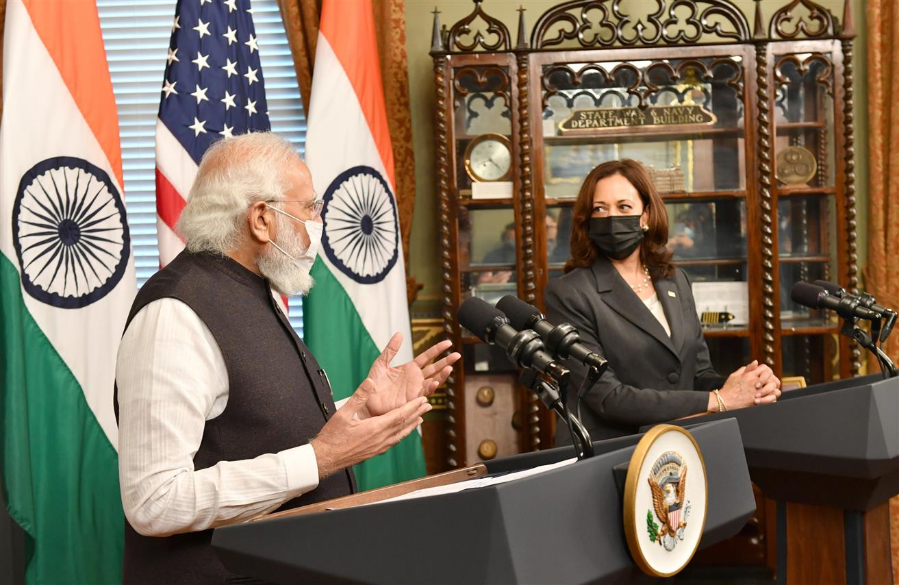 प्रधानमंत्री श्री नरेन्द्र मोदी और संयुक्त राज्य अमेरिका की उपराष्ट्रपति सुश्री कमला हैरिस 23 सितंबर, 2021 को वाशिंगटन डीसी, अमेरिका में संयुक्त प्रेस वक्तव्य के दौरान।:Prime Minister