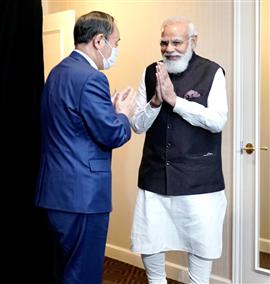 प्रधानमंत्री श्री नरेन्द्र मोदी 23 सितंबर, 2021 को वाशिंगटन डीसी, अमेरिका में जापान के प्रधानमंत्री श्री योशीहिदे सुगा के साथ द्विपक्षीय बैठक करते हुए।:Prime Minister