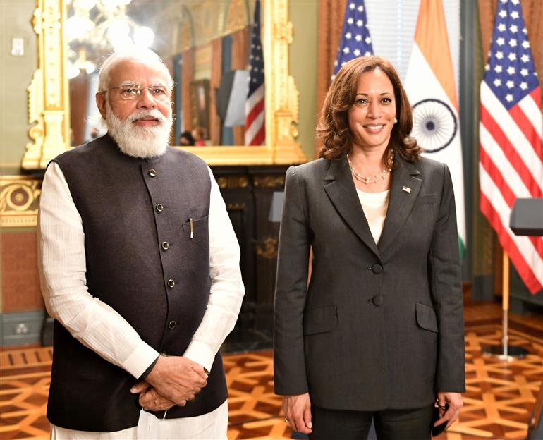 प्रधानमंत्री श्री नरेन्द्र मोदी 23 सितंबर, 2021 को वाशिंगटन डीसी, अमेरिका में संयुक्त राज्य अमेरिका की उपराष्ट्रपति सुश्री कमला हैरिस के साथ द्विपक्षीय बैठक करते हुए।:Prime Minister