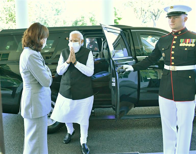 प्रधानमंत्री श्री नरेन्द्र मोदी 24 सितंबर, 2021 को वाशिंगटन डीसी, अमेरिका में संयुक्त राज्य अमेरिका के राष्ट्रपति श्री जो बाइडेन के साथ द्विपक्षीय बैठक करने के लिए व्हाइट हाउस पहुंचे।:Prime Minister
