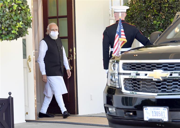 प्रधानमंत्री श्री नरेन्द्र मोदी 24 सितंबर, 2021 को वाशिंगटन डीसी, अमेरिका में संयुक्त राज्य अमेरिका के राष्ट्रपति श्री जो बाइडेन के साथ द्विपक्षीय बैठक करने के बाद व्हाइट हाउस से रवाना होते हुए।:Prime Minister