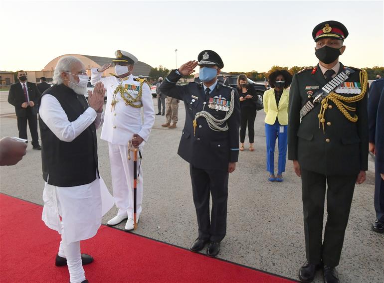 प्रधानमंत्री श्री नरेन्द्र मोदी 24 सितंबर, 2021 को वाशिंगटन डीसी, अमेरिका से न्यूयॉर्क के लिए प्रस्थान करते हुए।:Prime Minister