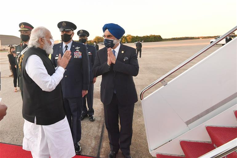 प्रधानमंत्री श्री नरेन्द्र मोदी 24 सितंबर, 2021 को वाशिंगटन डीसी, अमेरिका से न्यूयॉर्क के लिए प्रस्थान करते हुए।:Prime Minister