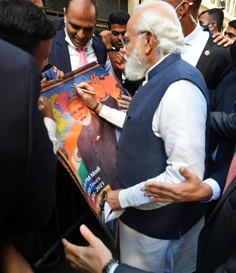 प्रधानमंत्री श्री नरेन्द्र मोदी का 25 सितंबर, 2021 को न्यूयॉर्क में भारतीय समुदाय द्वारा गर्मजोशी से स्वागत किया गया।:Prime Minister