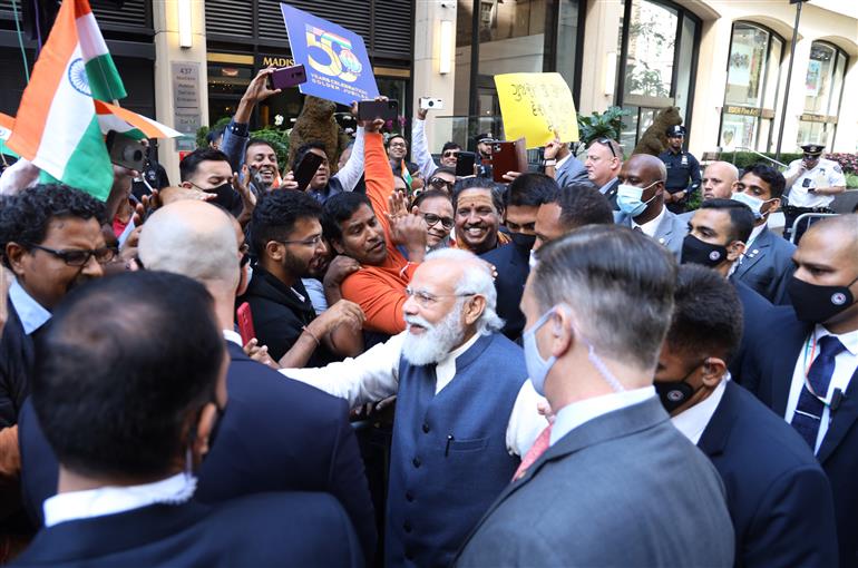 प्रधानमंत्री श्री नरेन्द्र मोदी का 25 सितंबर, 2021 को न्यूयॉर्क में भारतीय समुदाय द्वारा गर्मजोशी से स्वागत किया गया।:Prime Minister
