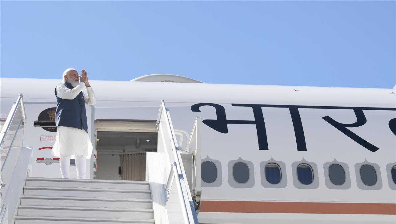 प्रधानमंत्री श्री नरेन्द्र मोदी 25 सितंबर, 2021 को अमेरिका की अपनी आधिकारिक यात्रा पूरी करने के बाद न्यूयॉर्क से दिल्ली के लिए रवाना होते हुए।:Prime Minister
