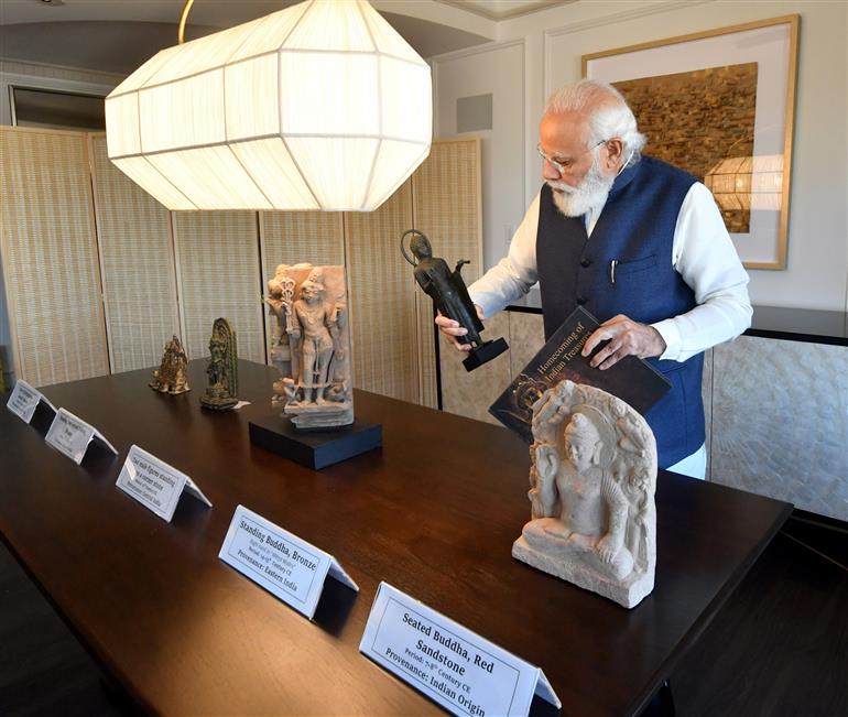 प्रधानमंत्री श्री नरेन्द्र मोदी 25 सितंबर, 2021 को न्यूयॉर्क में अमेरिका से भारत लाए जाने वाली भारतीय कलाकृतियों और पुरावशेषों का अवलोकन करने हुए।:Prime Minister