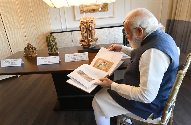 प्रधानमंत्री श्री नरेन्द्र मोदी 25 सितंबर, 2021 को न्यूयॉर्क में अमेरिका से भारत लाए जाने वाली भारतीय कलाकृतियों और पुरावशेषों का अवलोकन करने हुए।:Prime Minister